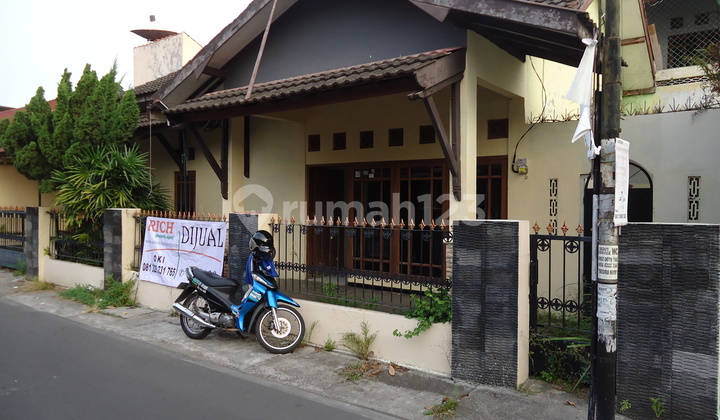 Comfortable Neighborhood House in the Uns Baturan Colomadu Lecturer's Housing Complex