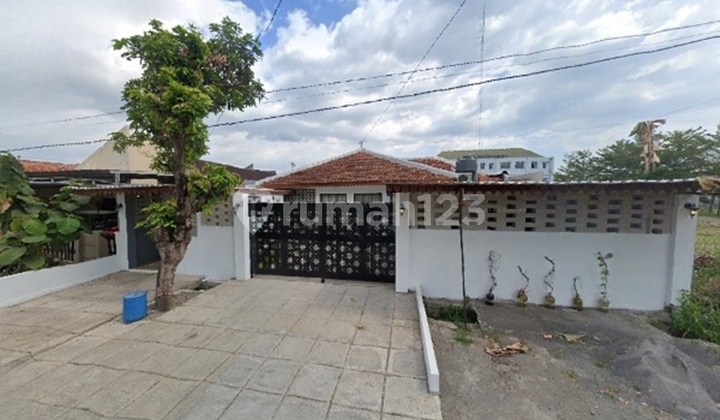 Fully Furnished Rental House in a Row Only 2 Minutes to RS Jih Solo Fully Furnished Rental House in a Row Only 2 Minutes to RS Jih Solo