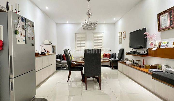 Rumah 2 Lantai Semi Furnished SHM di Jl. Tulodong, Jakarta Selatan 1