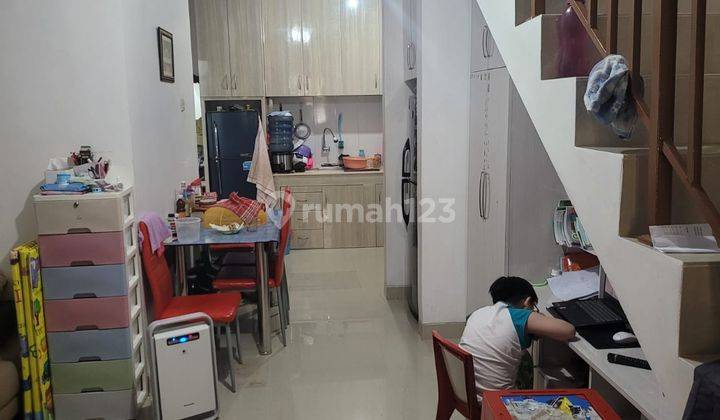 Rumah 3 Lantai, Bagus, Terawat, Siap Huni di Taman Palem Lestari 1