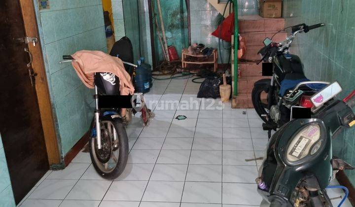 Rumah Lokasi Strategis Dekat Pasar di Ciroyom 1