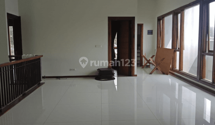 Rumah Lux Berada di Komplek Elit di Setraduta, Bandung 2