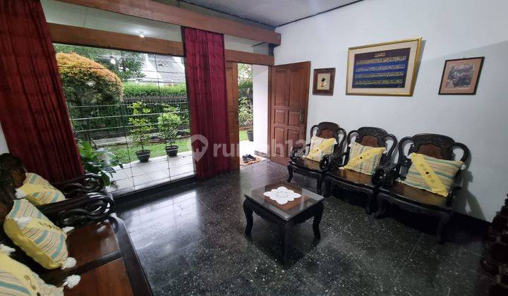 Rumah Cantik Bangunan Lama Ada Taman Belakang di Turangga 1