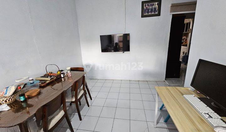 Rumah Nyaman Kamar Utama Besar di Taman Rahayu 4 1