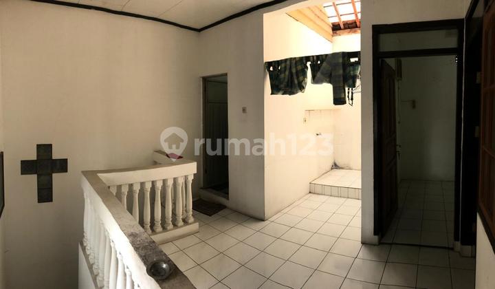 Ready-to-Live House in a Strategic Location in Sarijadi Available for Rent 2