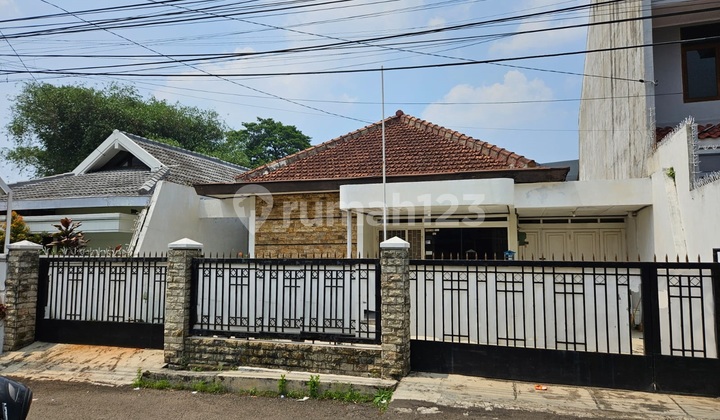 Rumah Untuk Kantor Ada Parkiran Luas di Pasteur