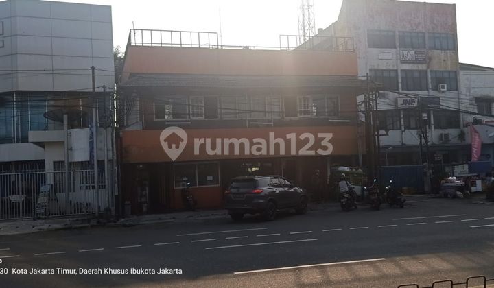 2.5-story shop house in Matraman Raya 2