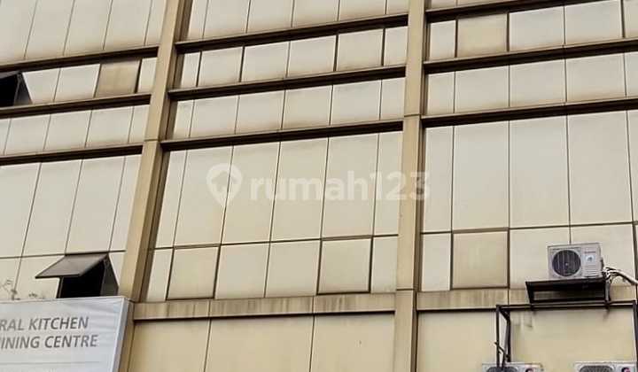 Road-facing Shophouse in Green Lake City Cipondoh Tangerang 1