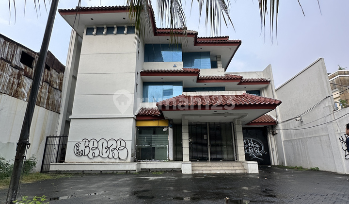 3-Story Ex-Office Building on Jl. Mampang Prapatan Raya 3-Story Ex-Office Building on Jl. Mampang Prapatan Raya