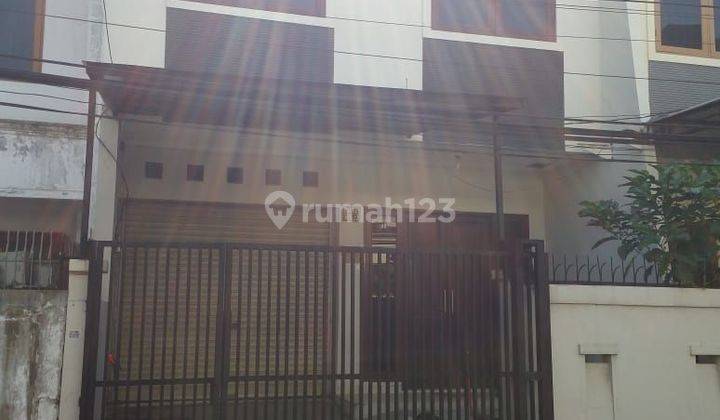 J1676-Cbl5 Rumah 2 Lantai 6x12.52 M2 Jalan 2 Mbl Hadap Barat Taman Ratu 1