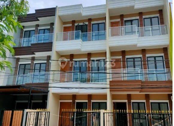 J1578-CBL5 Rumah baru 3 lantai 3 unit 5,2x18,8 m2 jln 3 mbl hadap timur taman ratu 1