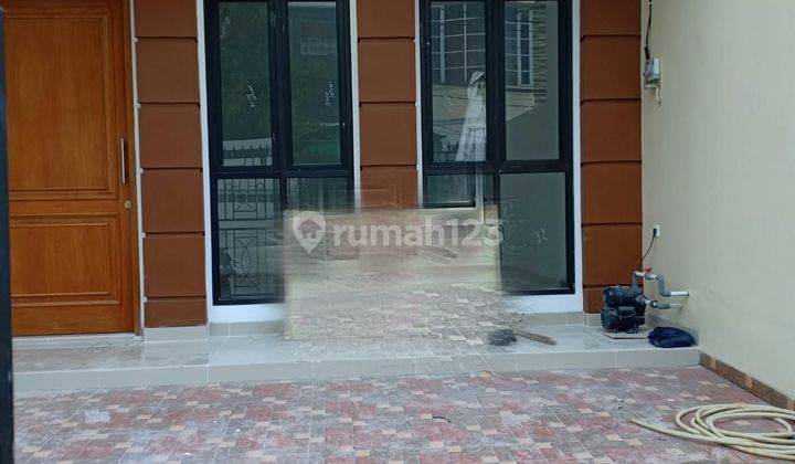 J1578-CBL5 Rumah baru 3 lantai 3 unit 5,2x18,8 m2 jln 3 mbl hadap timur taman ratu 2