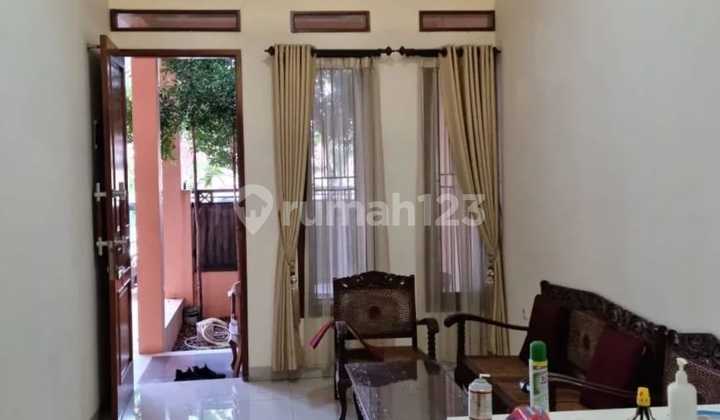 J3193-Cb%0£ Rumah Selantai Lt/Lb 96/80 M2 Jalan 2 Mobil Hadap Timur di Meruya Selatan