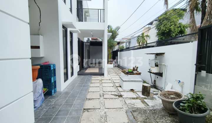 S2092-p2x+2= New 2-Story House Renovated 22x16/500 M2 2-Car Road Facing West in Tanjung Duren