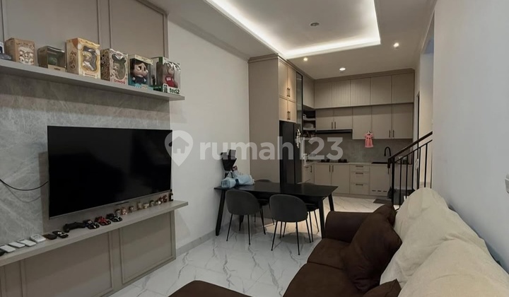 J2238-Z4l1 Rumah 2 Lantai Lt/Lb 72/102 M2 Furnish Hadap Selatan Jarang Ada Regency Melati Mas Serpong 2