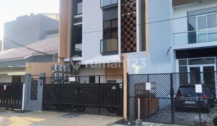 J2165-5-2%#5 Rumah Kost 4,5 Lantai 145/580 M2 Jalan 3 Mobil Hadap Utara Full Penghuni di Tanjung Duren