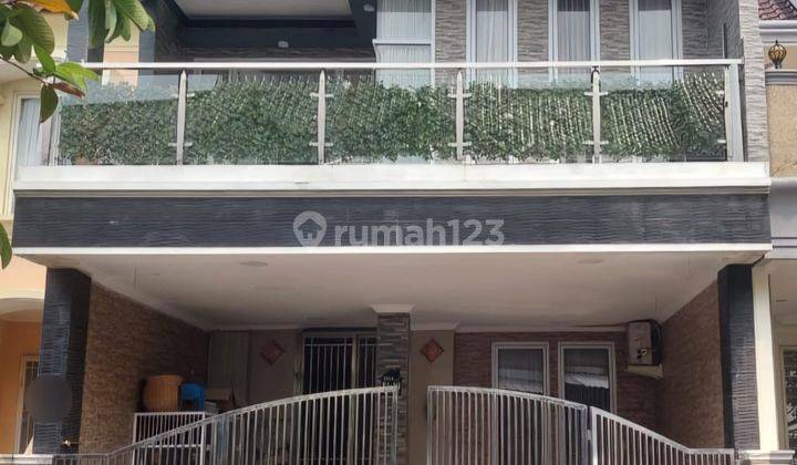 Rumah 3 Lantai Murah Siap Huni di Jakarta Timur Cuma 1Man  1