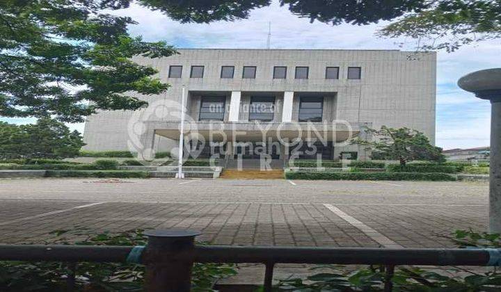 Gedung Fungsional di Kawasan Ramai Usaha Otista, Bandung 1