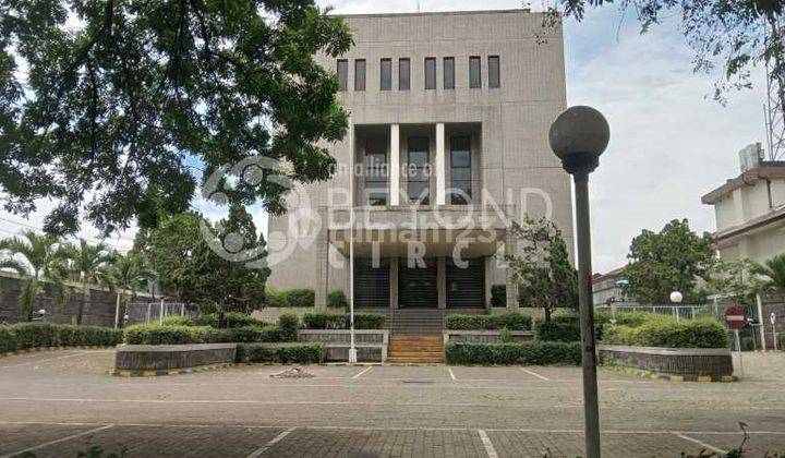 Gedung Fungsional di Kawasan Ramai Usaha Otista, Bandung 3