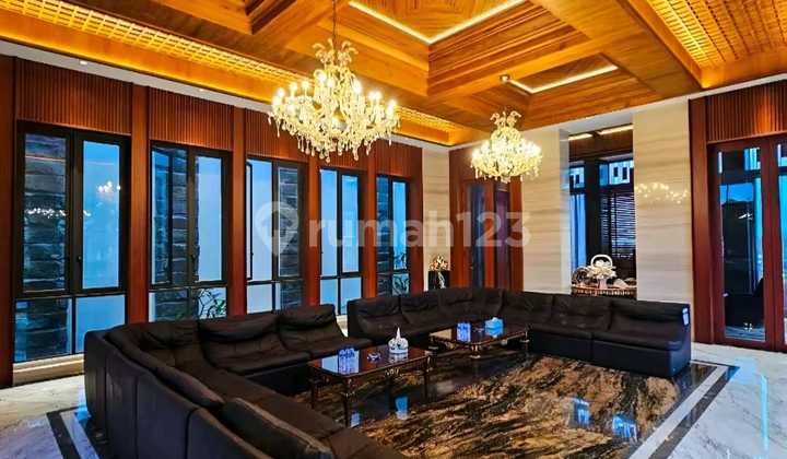 Rumah dengan Fasilitas Super Mewah di Pantai Mutiara 6