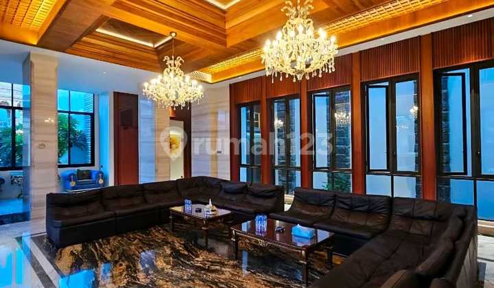 Rumah dengan Fasilitas Super Mewah di Pantai Mutiara 4