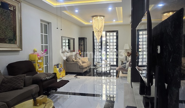 Nice House Has Swimming Pool in Legenda Wisata 2