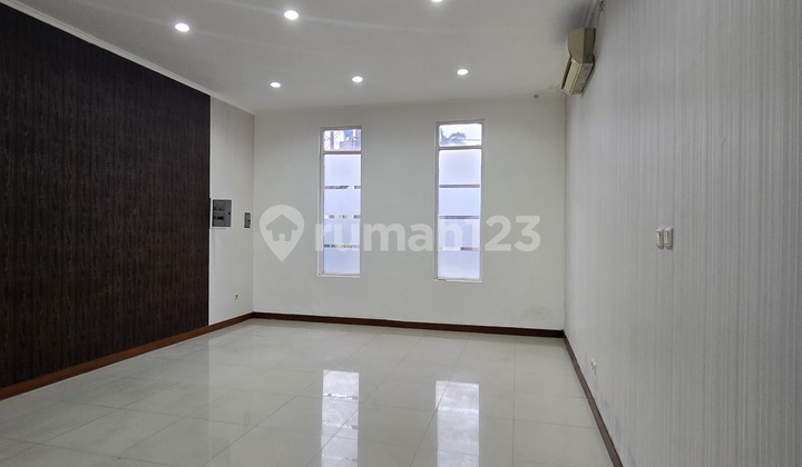 Ready-to-Use Shop House on the Side of Tb Siamtupang Road, Pondok Indah, South Jakarta 2