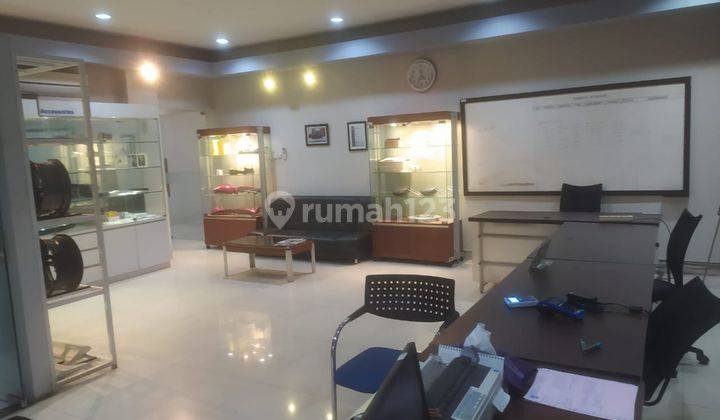 Gedung sholat room mobil di Jl citayem 14