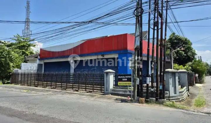 Large Shop House Hook Position Suitable for Retail Store and Showroom Area Large Shop House Hook Position Suitable for Retail Store and Showroom Area