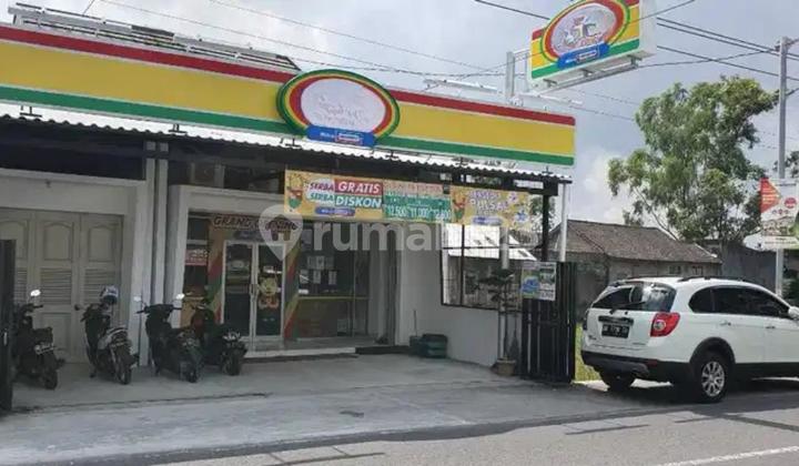 Shop House for Sale Furnished Suitable for Store Area on Bibis Street Location Kasihan. Shop House for Sale Furnished Suitable for Store Area on Bibis Street Location Kasihan.