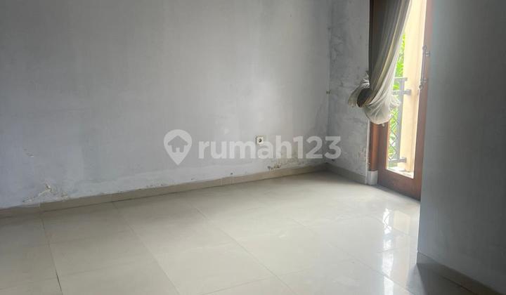 Disewakan Rumah 2 Lantai Parkiran Muat 8 Mobil Area Banguntapan 2