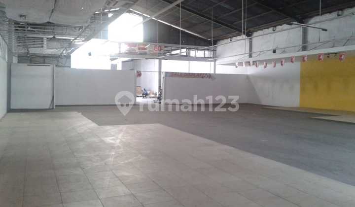 Ready-to-Use Warehouse Suitable for Expedition and Supermarket Area in Sinduadi