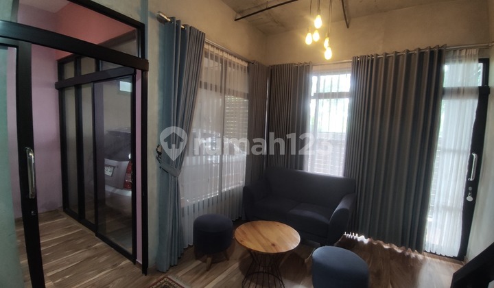 A comfortable 2-story industrial-style house located near Ibarbo Park.