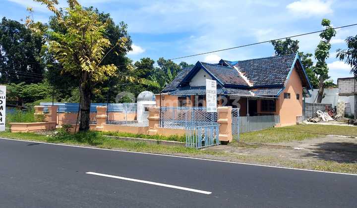 Business Space Suitable for Restaurants, Cafes, and Local Businesses. Location Near Klaten Toll Road.