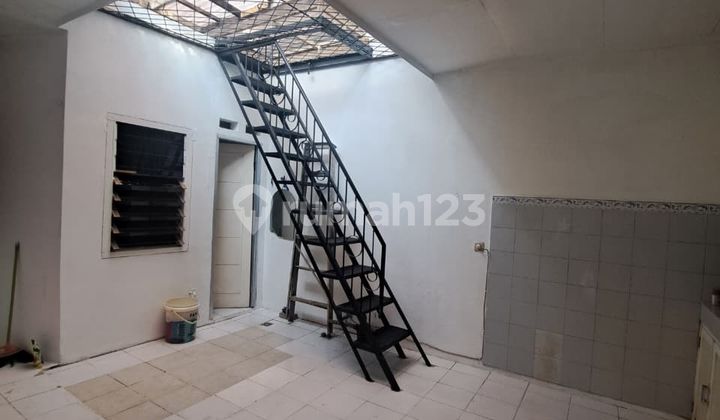 Disewa Rumah Dalam Komplek Besar Limo Cinere,Tanah 120M, Bangunan 1 Lantai, 2 Kamar Tidur, 1 Kamar Tidur Pembantu, Ada AC dan Kitchen Set, Carport 1 Mobil,Rga 40 Jt Pertahun Nego Seu 2