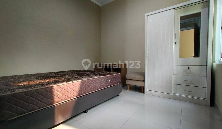 Disewa rumah dalam komplek limo cinere, luas tanah 150M, bangunan 2 lantai, 3 kamar tidur, taman depan belakang, furnished, harga sewa 65 jt pertahun nego ida 2