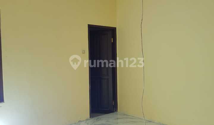 For Rent: Unfurnished House in Lenteng Agung area, land area 220 sqm, single-story building with 3 bedrooms, 5 car parks, suitable for residence and office, price 85 million negotiable. 2