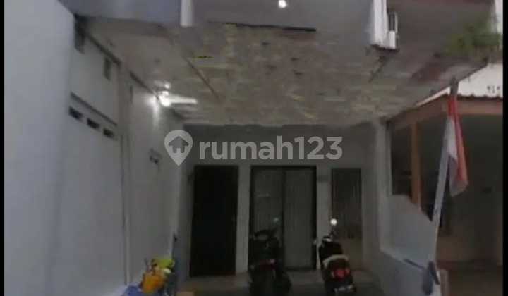 Disewakan Rumah Minimalis Modern Asri dan Nyaman (Lokasi M.Kahfi, Jagakarsa- Jakarta Selatan)  L. bangunan 125 Luas tanah 65 m2 2 Lantai 3 Kamar tidur di lantai 2 semua (2 kamar tidur ada lemari) 3 Kamar Mandi Carport   Fasilitas: Kitchenset,  TV LED 32 I 2