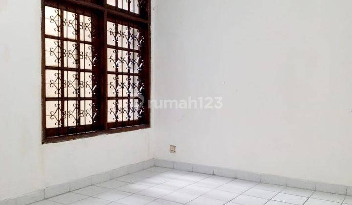 Disewa rumah Mampang Pasar Minggu, Jakarta Selatan, luas tanah 200M, bangunan 2 lantai 300M, 5 kamar tidur, 3 kamar mandi, carport 2 mobil, cocok untuk kantor dan tempat tinggal, harga 110 Jt pertahun nego sugi 2