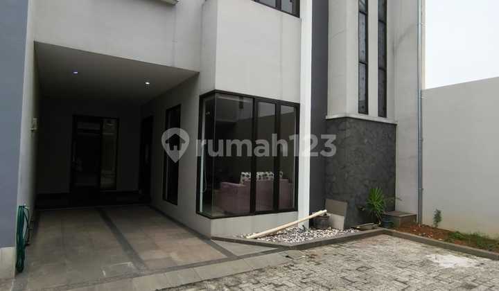 Disewa Rumah dalam Cluster Pinggir jalan wilayah Jagakarsa, Jakarta Selatan, luas tanah 82M, bangunan 2 lantai 145M, 3 kamar tidur, full furnished, harga 140 JT Pertahun Nego Ida