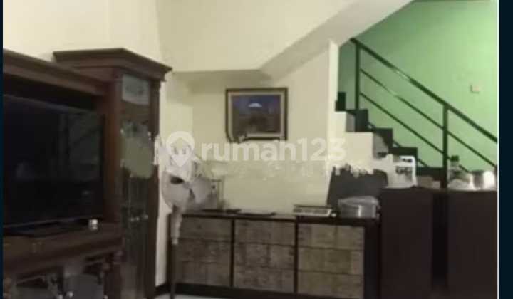 Disewa Rumah di Tanjung Barat LT 74M² LB 78M² Kamar Tidur 4 Kamar Mandi 4 Listrik 2200 Carport 1 Semi Furnished (Kulkas 3 Pintu, Set Meja Makan Dll, bisa Kosong) Ruas Jalan Depan Rumah 2 Mobil, 56 Juta/Tahun, Nego Tipis Ida