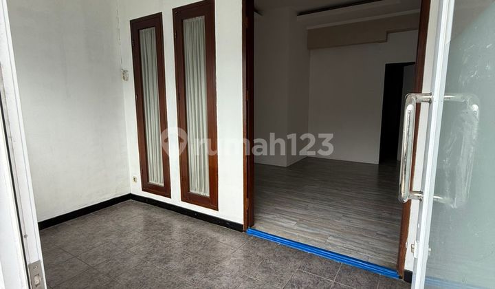 Disewa Rumah Sewa Cipete Cocok untuk hunian, kantor, tempat tinggal, tempat usaha, jalan lebar, luas tanah 250M, bangunan 2 lantai, 3 kamar tidur, 1 gudang atau kamar pembantu, ada pos security, carport 4 mobil, lokasi dekat stasiun MRT Fatmawati, dan aks Disewa Rumah Sewa Cipete Cocok untuk hunian, kantor, tempat tinggal, tempat usaha, jalan lebar, luas tanah 250M, bangunan 2 lantai, 3 kamar tidur, 1 gudang atau kamar pembantu, ada pos security, carport 4 mobil, lokasi dekat stasiun MRT Fatmawati, dan aks