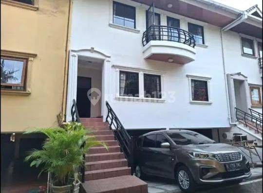 Dijual Cepat Dan Murah Rumah Kawasan Kemang, Luas Tanah 320M, Bangunan 2 Lantai, Full Furnished, Dalam Town House, Fasilitas Bersama Kolam Renang, Lokasi Strategis, Harga 5,6 Miliyar Nego Iwe 1