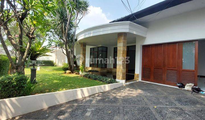 Disewa rumah pejaten, luas tanah 800M, banguan 500M, 1 lantai, 4 kamar tidur, ada swimming pool, semi furnished, jalan lebar, harga 460 JT pertahun nego sam 1