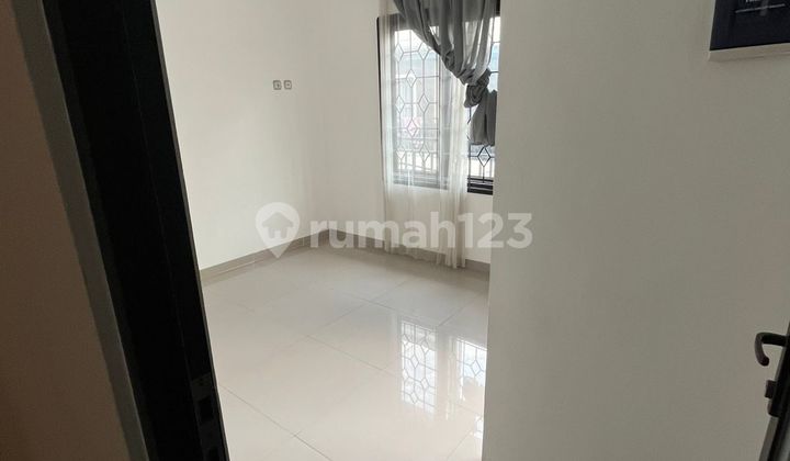 Disewa Rumah dalam komplek/cluster pinggir jalan raya Lenteng Agung, luas tanah 60M, bangunan 2 lantai 120M, 4 kamar tidur, lokasi strategis, dekat stasiun KRL, harga 75 JT Pertahun Sugi 2