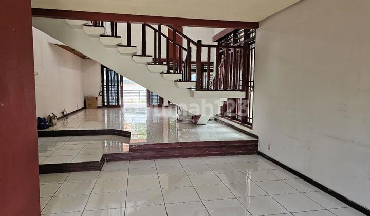 For Rent: Nice Cheap House in West Cilandak, parking for 6 cars, spacious garden, land area 700M, 2-story building 500M, 5 bedrooms, with AC, with water heater, dirty kitchen and clean kitchen, suitable for office and residence and office, wide street, price 270 million. 2