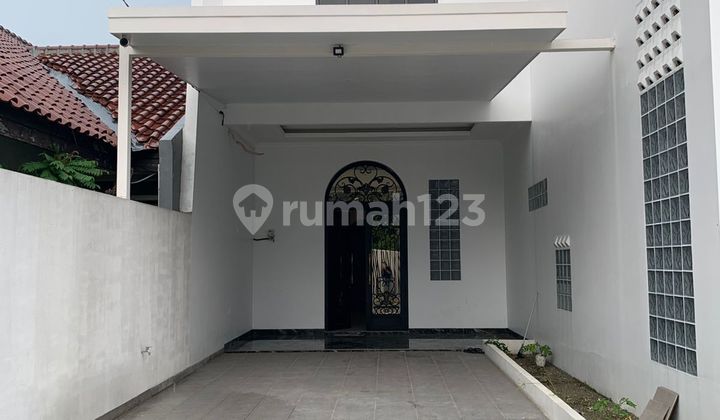 Disewakan Rumah Baru   Margasatwa, Jakarta Selatan  LT 170m2 LB 125m2 2 lantai,  3 BR + 1 BR ART 4 Bathroom plus + 1 bathroom ART Garasi 2 mobil  Semi furnised Full AC  Water heather Dapur Cooker hood Listrik 7700 VA Bebas banjir  ➡️Harga sewa 175jt perta 2