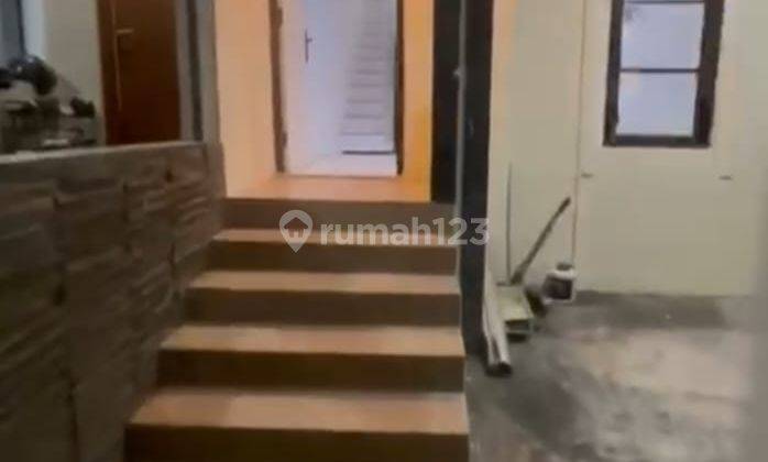 Disewa rumah dalam komplek, luas tanah 75M, bangunan 2 lantai, 2 kamar tidur, 1 ruangan plong, 1 kamar mandi, 1 carport, harga 43 JT pertahun nego ida 2