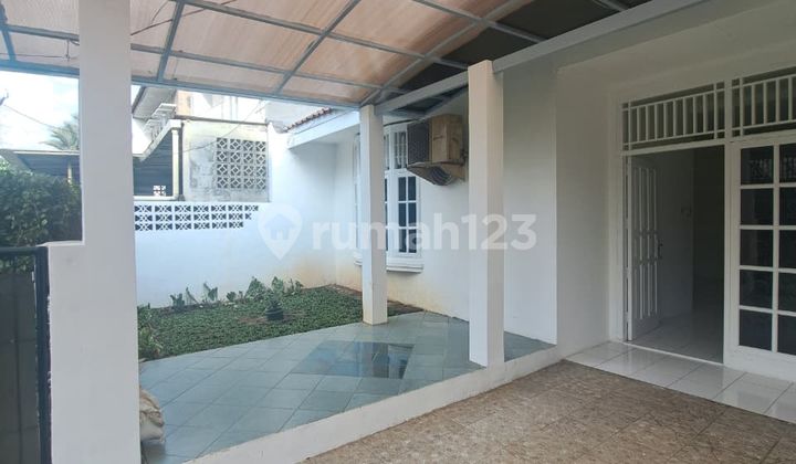 Disewa Rumah Dalam Komplek Besar Lebar, Lingkungan Asri, Luas Tanah 120M, Bangunan 90M, 2 Kamar Tidur, 1 Kamar Tidur Pembantu, Harg37,5 Jt Nego Pertahun Seu 2