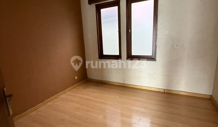 Disewa Rumah Sewa Cipete Cocok untuk hunian, kantor, tempat tinggal, tempat usaha, jalan lebar, luas tanah 250M, bangunan 2 lantai, 3 kamar tidur, 1 gudang atau kamar pembantu, ada pos security, carport 4 mobil, lokasi dekat stasiun MRT Fatmawati, dan aks 2